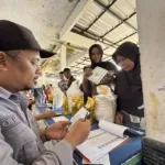 Pemerintah Desa Tenjolaya Salurkan Bantuan Pangan kepada Ratusan KPM