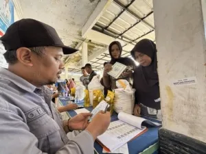 Pemerintah Desa Tenjolaya Salurkan Bantuan Pangan kepada Ratusan KPM