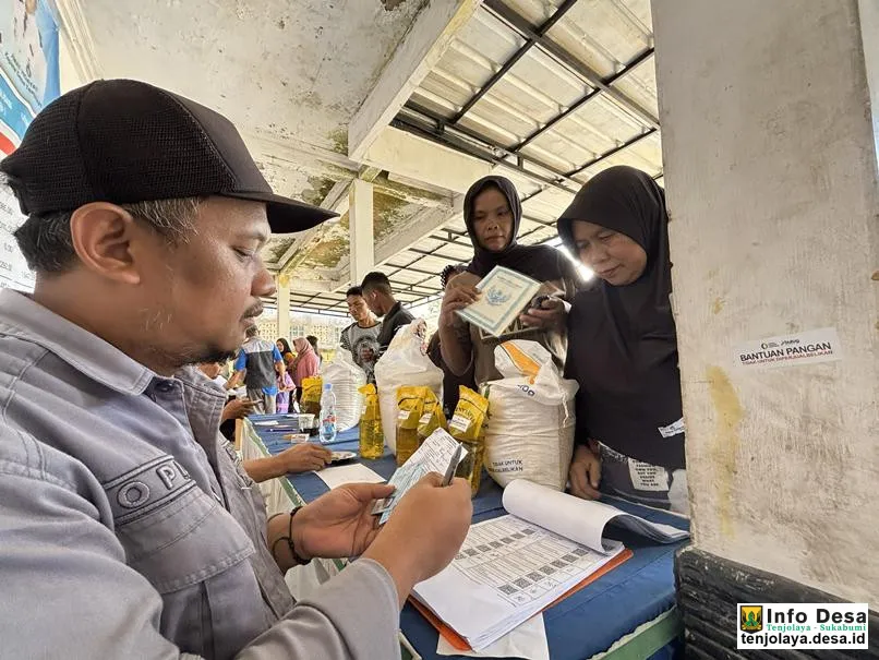 Pemerintah Desa Tenjolaya Salurkan Bantuan Pangan kepada Ratusan KPM