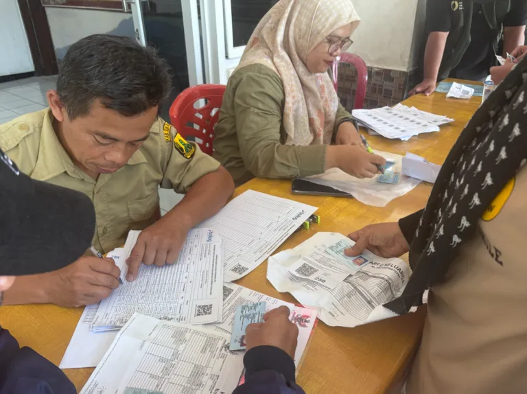 Pemerintah Desa Tenjolaya Salurkan Bantuan Pangan kepada 520 KPM